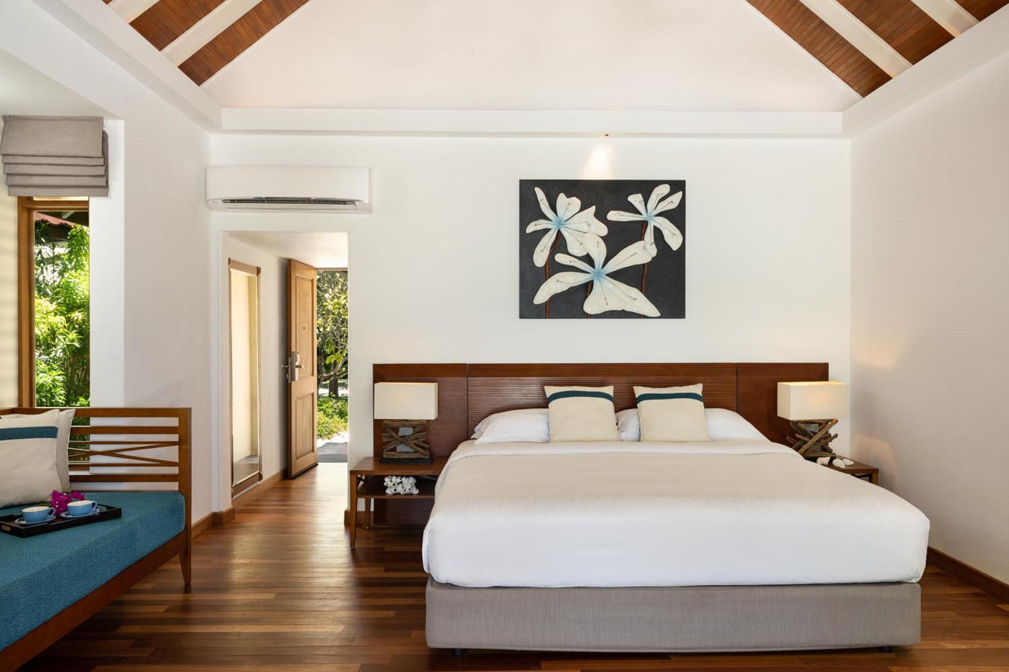 Kurumba Maldives Vihamanaafushi Buitenkant foto A bedroom at the resort