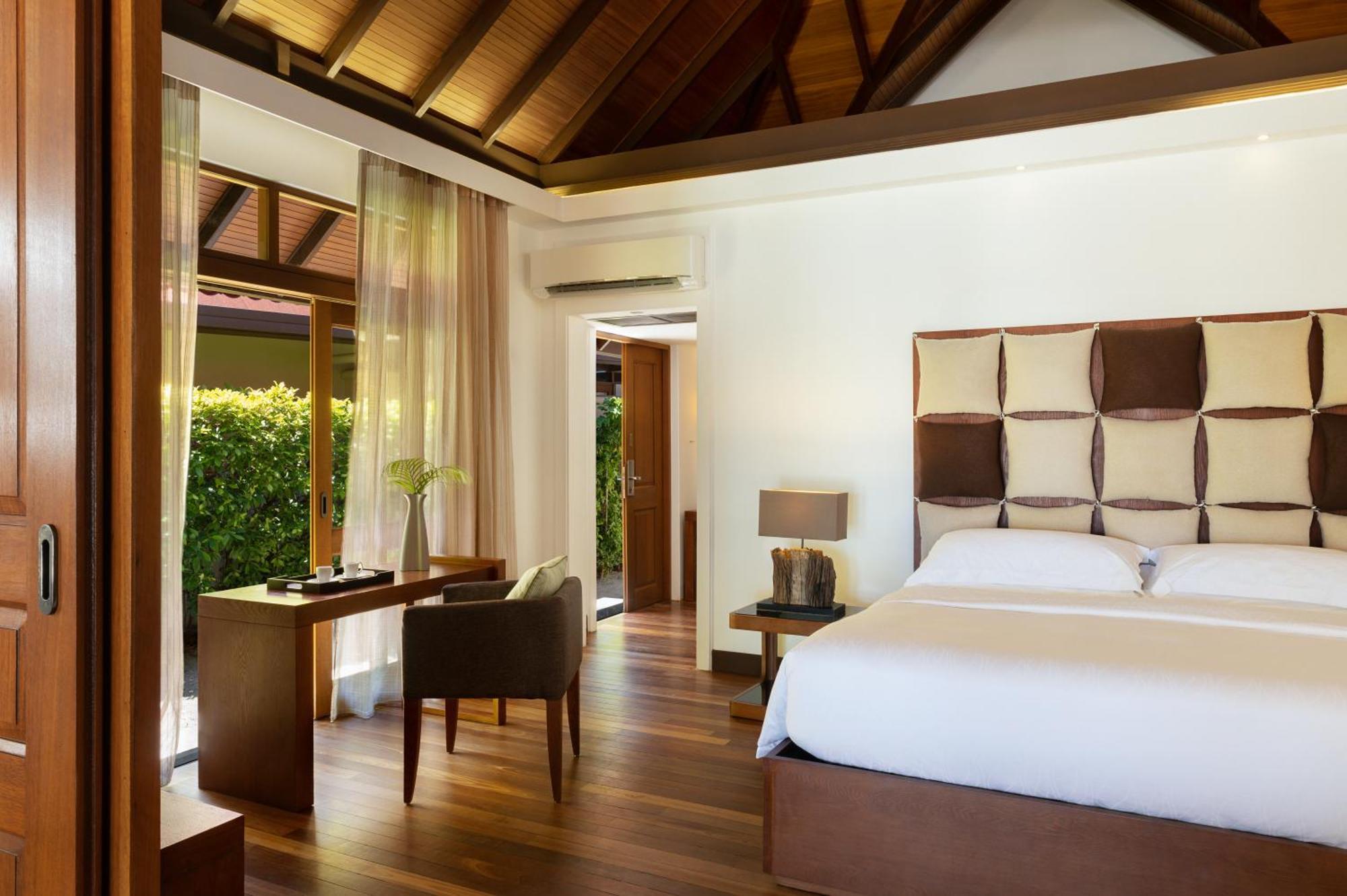 Kurumba Maldives Vihamanaafushi Buitenkant foto A bedroom at the hotel