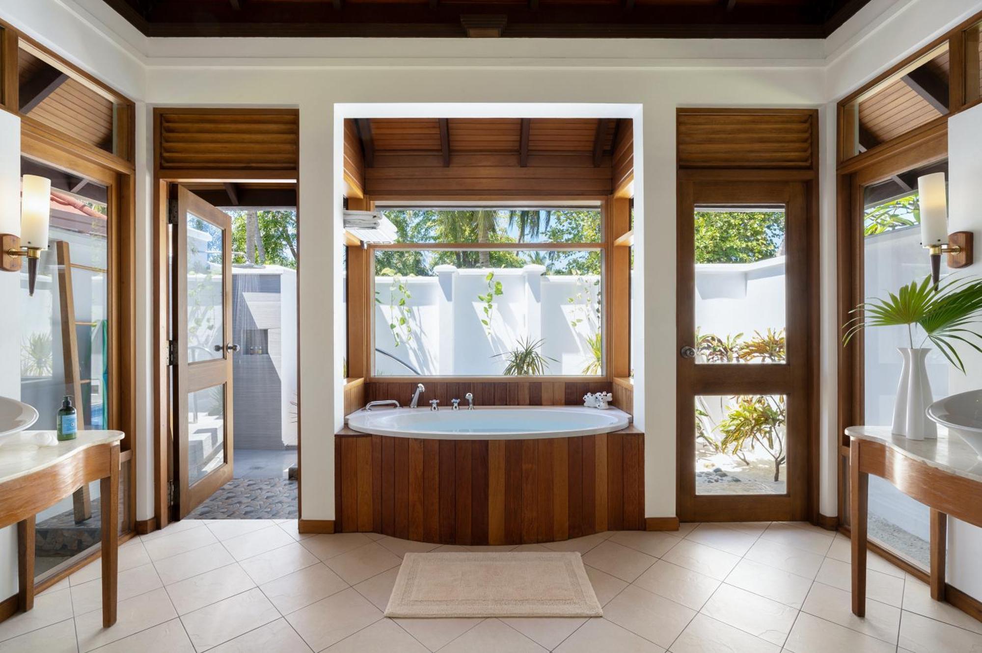 Kurumba Maldives Vihamanaafushi Buitenkant foto Bathroom of a Beach Villa