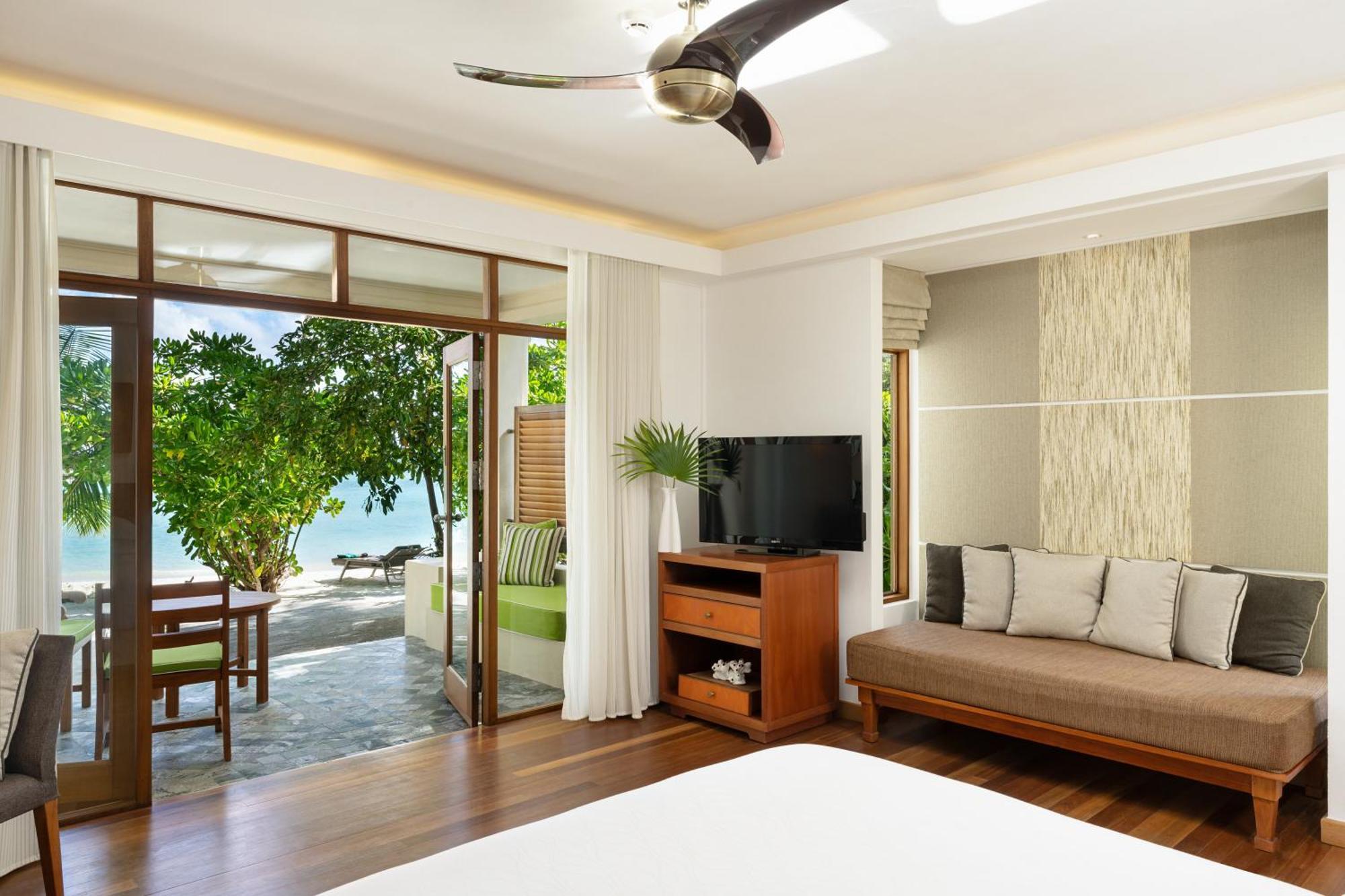 Kurumba Maldives Vihamanaafushi Buitenkant foto Beachfront Deluxe Room