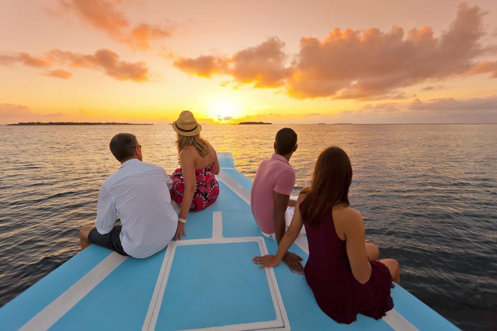 Kurumba Maldives Vihamanaafushi Buitenkant foto Sunset at the Blue Lagoon