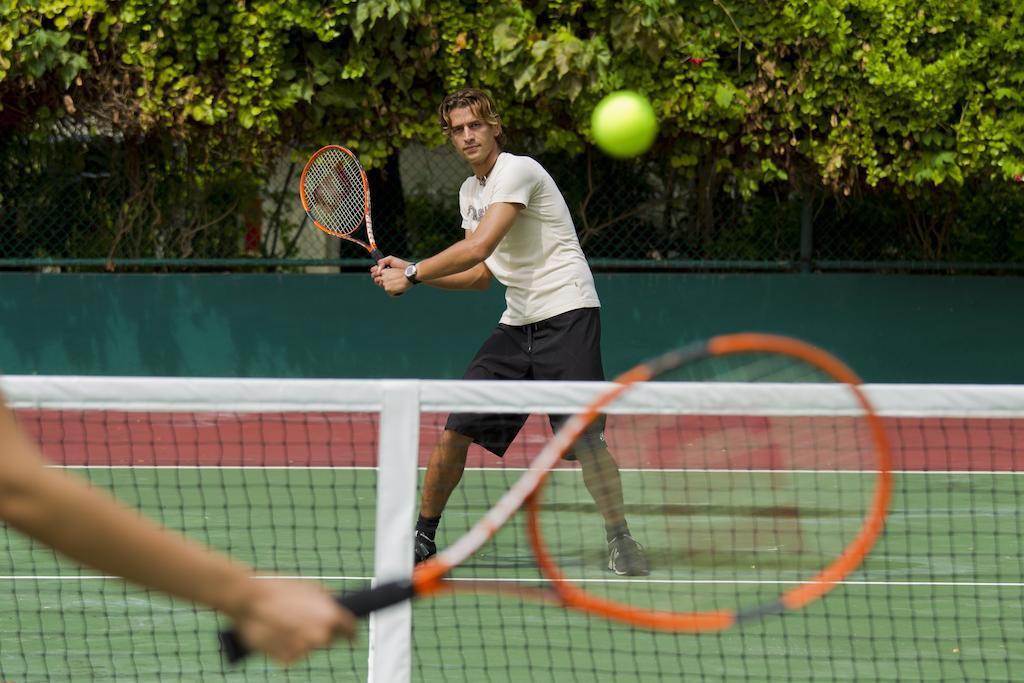 Kurumba Maldives Vihamanaafushi Buitenkant foto A backhand stroke