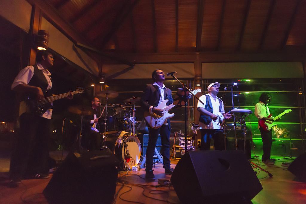 Kurumba Maldives Vihamanaafushi Buitenkant foto The band performing in 2011