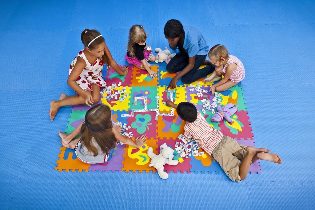 Kurumba Maldives Vihamanaafushi Buitenkant foto Children playing with a puzzle