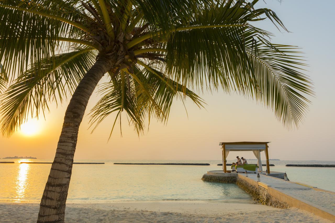 Kurumba Maldives Vihamanaafushi Buitenkant foto Sunset at the beach