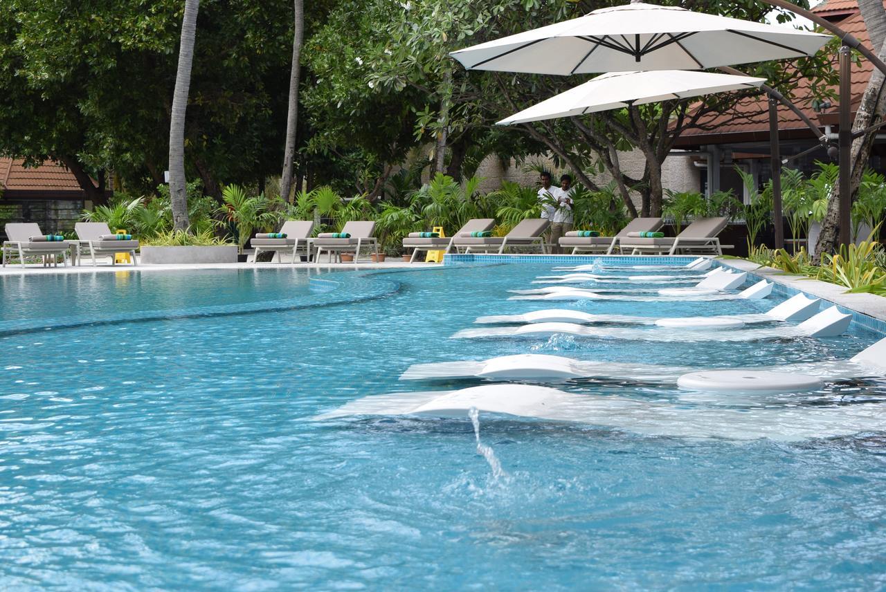 Kurumba Maldives Vihamanaafushi Buitenkant foto Swimming pool at the resort