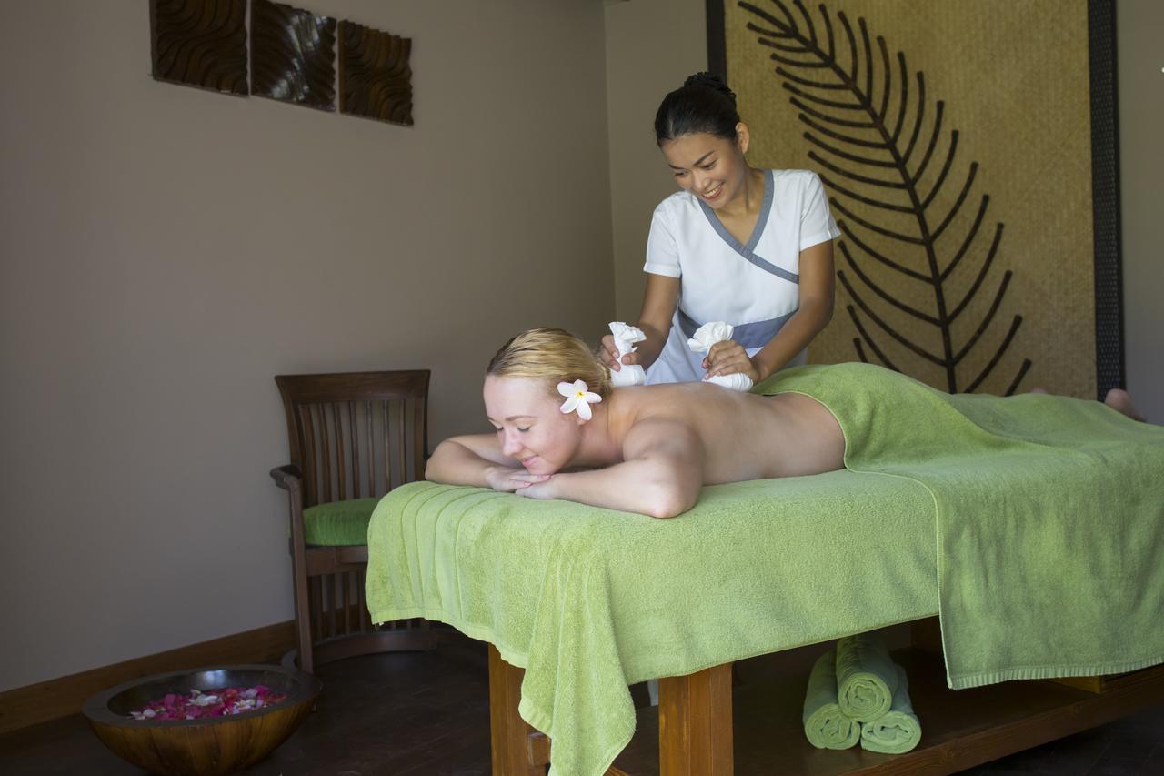 Kurumba Maldives Vihamanaafushi Buitenkant foto A woman receiving a massage