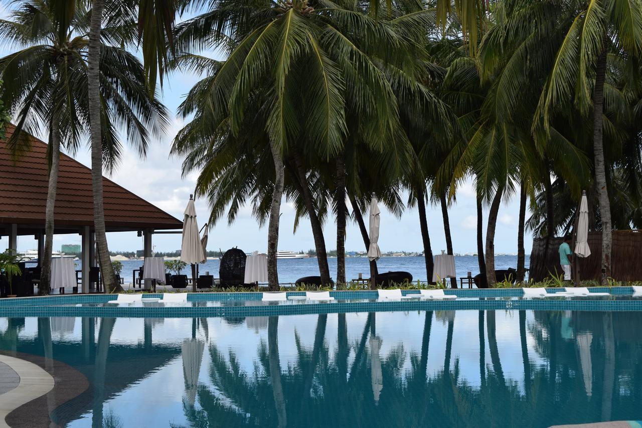 Kurumba Maldives Vihamanaafushi Buitenkant foto The pool at the hotel