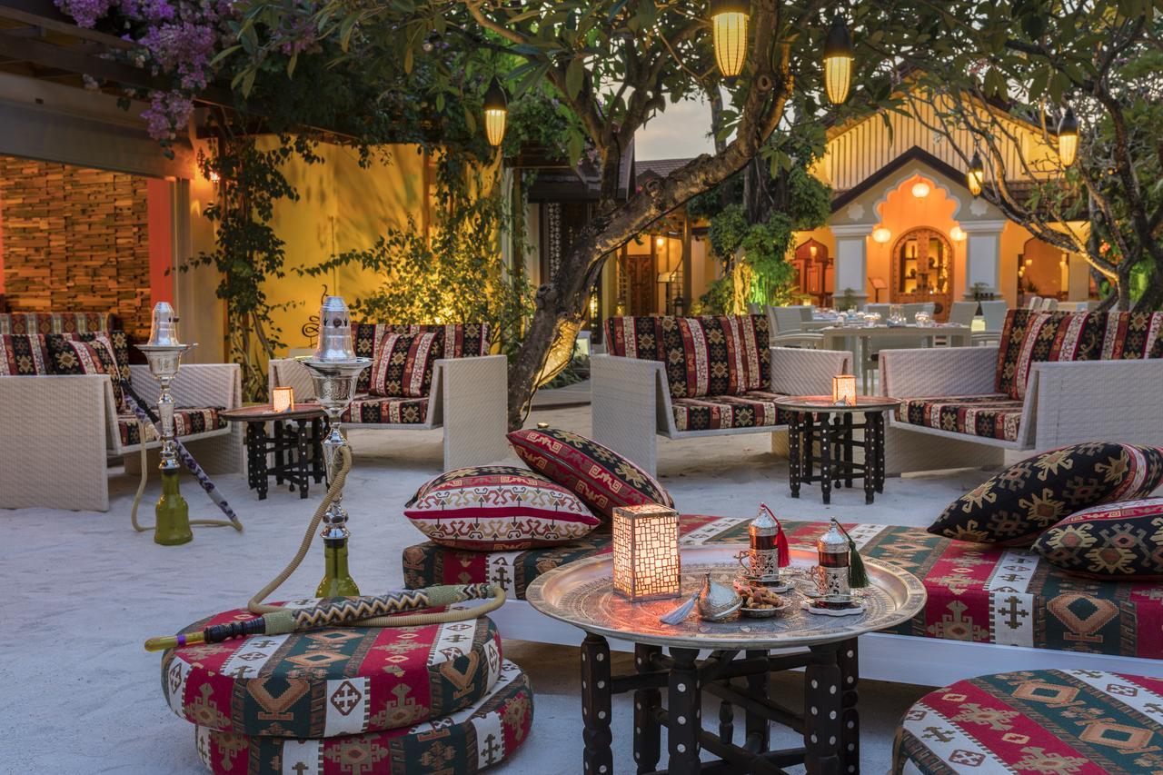 Kurumba Maldives Vihamanaafushi Buitenkant foto The restaurant's courtyard