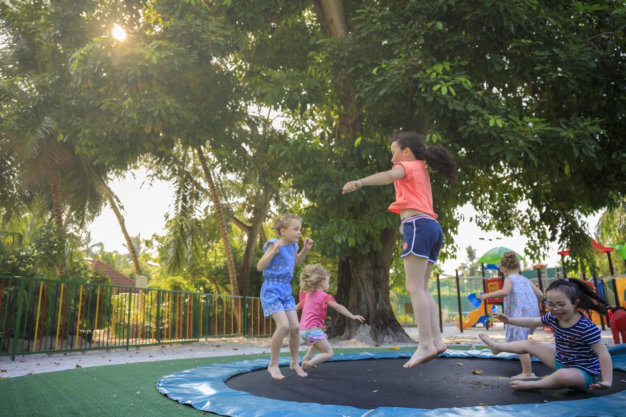 Kurumba Maldives Vihamanaafushi Buitenkant foto Children playing on a trampoline