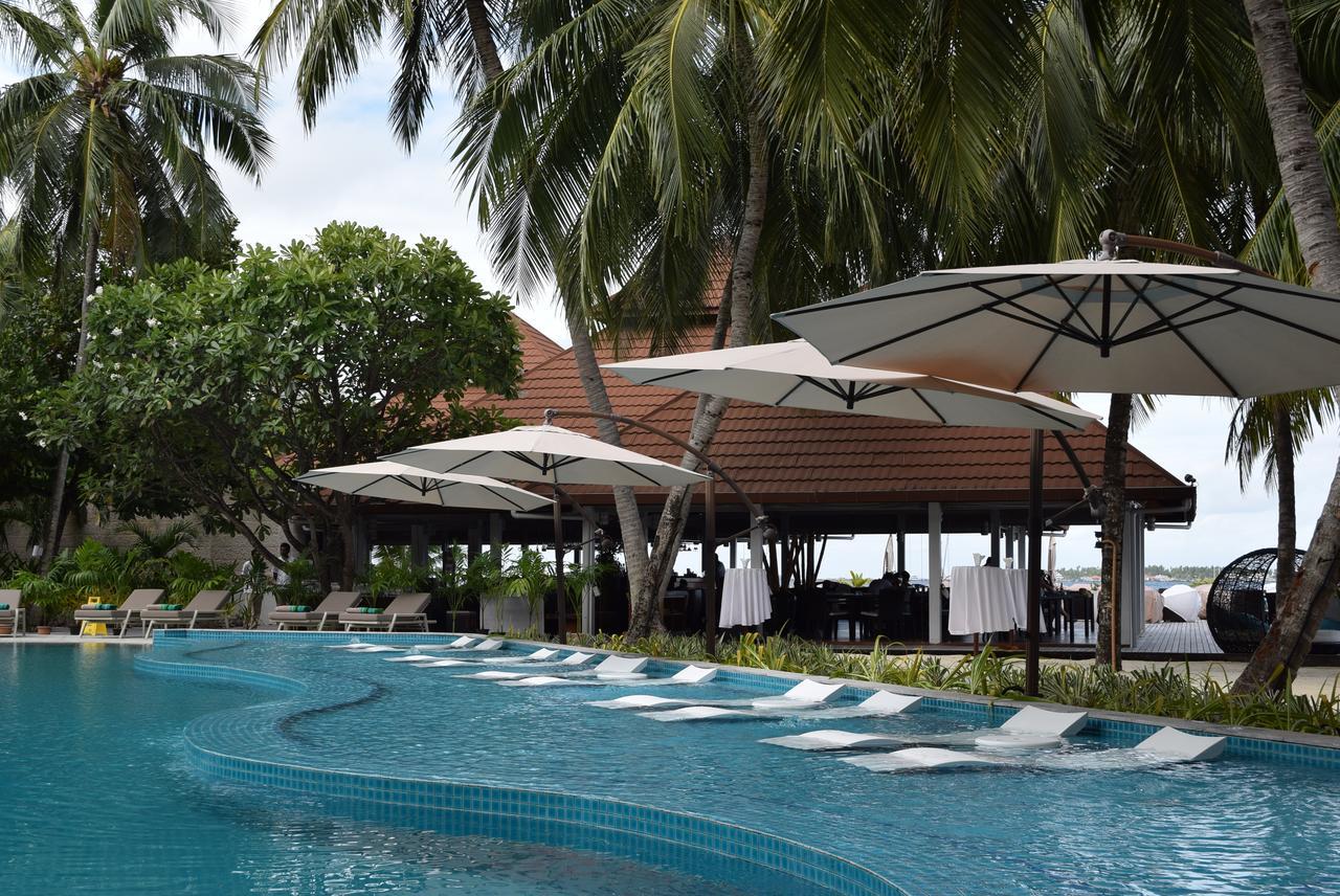 Kurumba Maldives Vihamanaafushi Buitenkant foto The swimming pool at the resort