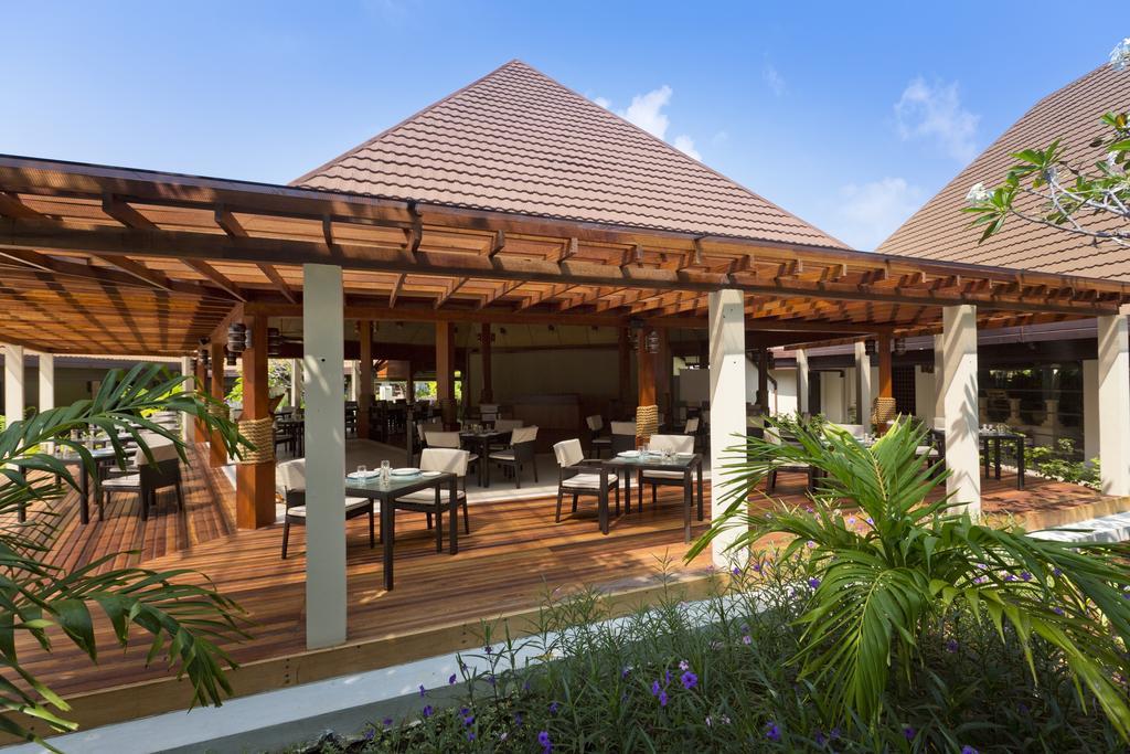Kurumba Maldives Vihamanaafushi Buitenkant foto The restaurant at the resort