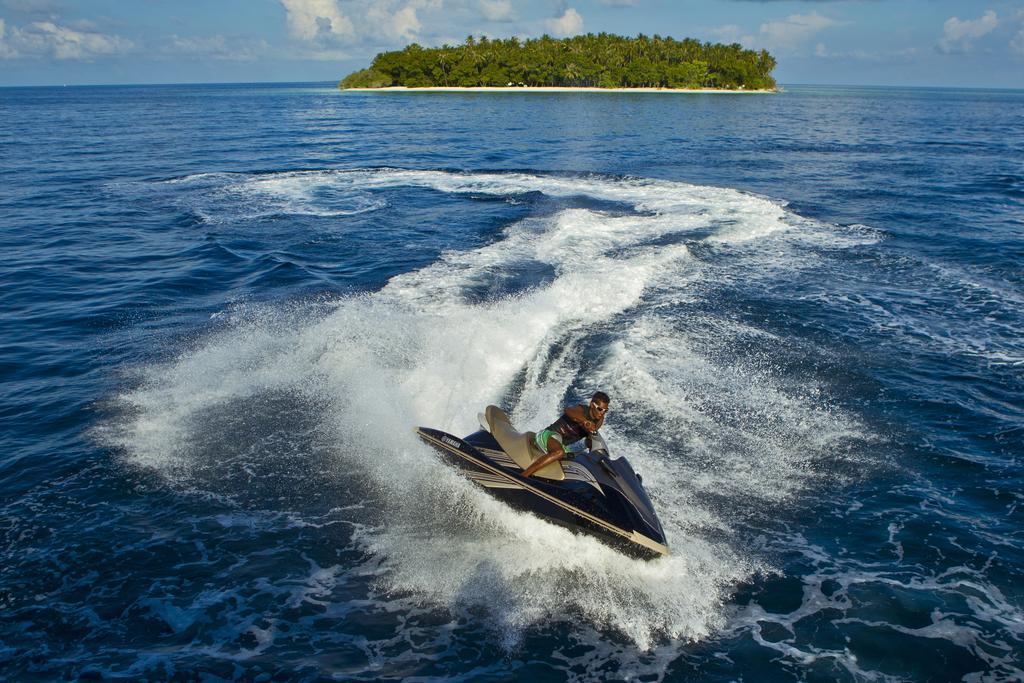 Kurumba Maldives Vihamanaafushi Buitenkant foto Jet skiing in the Maldives
