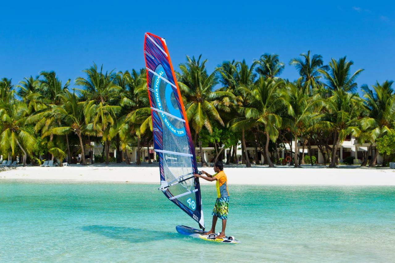 Kurumba Maldives Vihamanaafushi Buitenkant foto Windsurfer at the beach